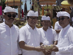 TP PKK Badung Pentaskan Tari Rejang Giri Putri pada Karya Pujawali di Pura Luhur Uluwatu