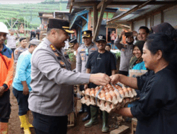 Kapolres Brebes Berikan Bantuan Pada Penyintas Banjir Lumpur di Kecamatan Sirampog