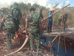 Karhutla Desa Pasir, Prajurit Kodim 1201/Mph Bersama Sejumlah Elemen Berupaya Padamkan Api