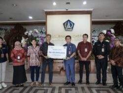 Serahkan Kartu Jamsostek Program TJSP Kabupaten Badung, Sekda Adi Arnawa Sampaikan Harapan