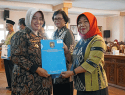 Wabup Purworejo Serahkan Sebanyak 38 SK Pensiun ke PNS yang Masuki Masa Purna Tugas