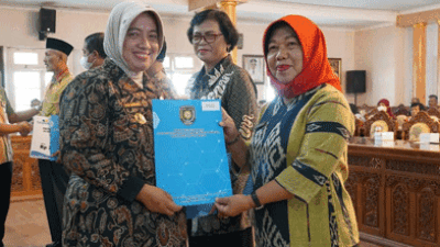 Wabup Purworejo Serahkan Sebanyak 38 SK Pensiun ke PNS yang Masuki Masa Purna Tugas