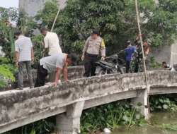 Personel Koramil 0812/02 Deket Bersama Masyarakat Bersihkan Enceng Gondok di Sungai Wangen