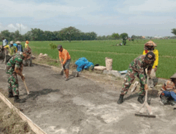 Babinsa Koramil 0812/24 Sukorame dan Warga Lakukan Pengecoran Jalan Utama Desa Wedoro