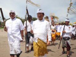 Sekda Badung Hadiri Upacara Nangluk Merana dan Mapekelem di Pura Masceti Ulun Tanjung Petitenget