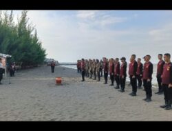 Sebanyak 12 Bintara Remaja Polres Brebes Ikuti Tradisi Pembaretan di Pantai Randusanga Indah