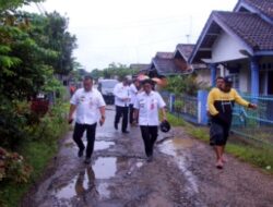 Diguyur Hujan Deras, Kadis Kominfo Lampung Utara dan Jajarannya Tinjau Lokasi Banjir