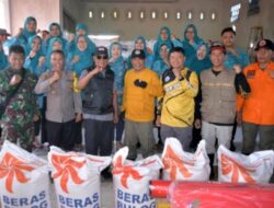 Pj Bupati Batola Dampingi Gubernur Kalimantan Selatan Salurkan Bantuan ke Jejangkit