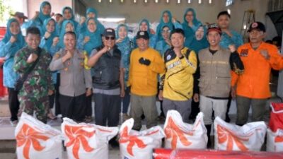 Pj Bupati Batola Dampingi Gubernur Kalimantan Selatan Salurkan Bantuan ke Jejangkit