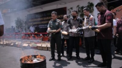 Operasi Pekat Semeru 2023, Polresta Malang Kota Musnahkan Belasan Kilo Ganja