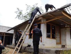 Bawa Pasukan Brimob, Kapolres Sukabumi Bantu Warga Terkena Puting Beliung di Kabandungan