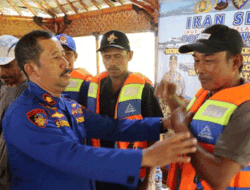 Satpolair Polres Brebes Peduli Keselamatan Perairan, Bagikan Jaket Keselamatan ke Nelayan