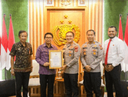 Sekda Badung Serahkan Piagam Penghargaan Pengungkapan Tindak Pidana Narkotika ke Polresta Denpasar