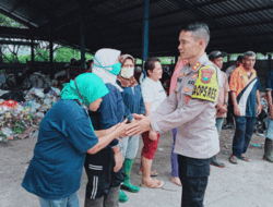 Polres Batu Salurkan Bansos untuk Pekerja dan Warga Sekitar TPA Tlekung