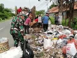 Petugas Gabungan Tutup TPS Liar di Jalan Jendral Ahmad Yani Ketanggungan, Brebes