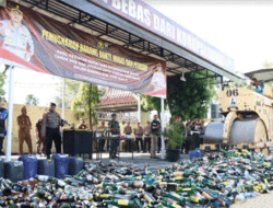 Gunakan Alat Berat, Polres Brebes Musnahkan Ribuan Botol Miras dan Petasan