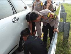 Alami Ban Bocor di Jalur Tol, Kapolres bersama Wakapolres Brebes Sigap Bantu Pemudik