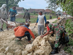 Pembuatan Plengsengan, Babinsa Talunrejo Koramil 0812/07 Bluluk Dukung Program Pemdes