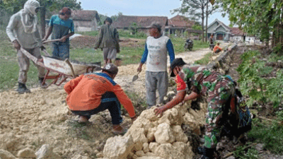 Pembuatan Plengsengan, Babinsa Talunrejo Koramil 0812/07 Bluluk Dukung Program Pemdes