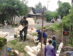 Bangun TPT, Babinsa Desa Talunrejo Koramil 0812/07 Bluruk Gotong Royong bersama Warga