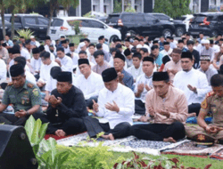 Bupati dan Wakil Bupati Lampung Utara Ikuti Salat Idul Fitri 1444 H di Halaman Pemkab