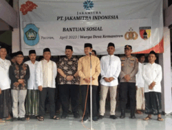 Pembagian Ribuan Paket Sembako di Desa Kemantren dan Sidokelar, Kecamatan Paciran, Lamongan