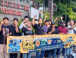 Komunitas Jurnalis Lamongan Bagikan 1.000 Takjil Gratis di Alun-alun