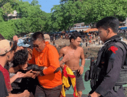 Gunakan Bambu dan Tambang, Personel Polres Sukabumi Selamatkan Seorang Wisatawan di Pantai Karanghawu