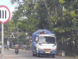 LMP Macab Tulungagung Geram, Hendri : Truk  Bermuatan Lebih Masih Bebas Berkeliaran