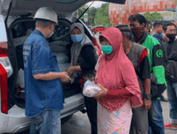 Bagikan 500 Paket Nasi Bungkus, H. Chairul S Matdiah Anggota Komisi I DPRD Sumsel