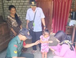 Personel Koramil 0812/06 Ngimbang Pendampingan Penderita Stunting Warga Binaan Desa Drojugurit