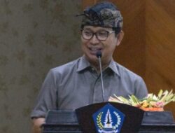 Realisasikan Kebijakan Bupati Badung bagi Pekerja Adat, Sekda Serahkan Bantuan Sosial Rp495 Juta Lebih