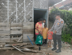 Polsek Wanasari Salurkan Bansos ke Warga Kurang Mampu di Desa Sawojajar, Brebes