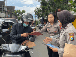 Sosialisasi Penerimaan Polri TA 2023, Polwan Polres Batu Sekaligus Berbagi Takjil di Alun-alun