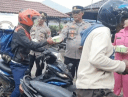 Polsek Pontianak Utara dan Pengurus Bhayangkari Bagikan 200 Takjil