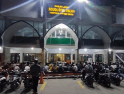 Sebanyak 500 Jamaah Rayakan Lebaran Ketupat di Desa Campurrejo, Gresik