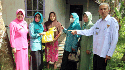 Salurkan Paket Sembako Bulan Ramadhan, Pj TP PKK Kabupaten Batola Datangi Warga