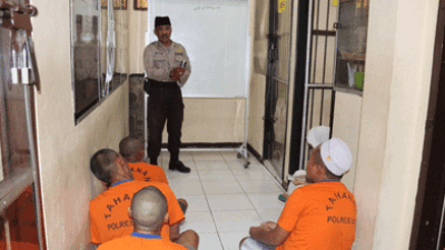 Beri Siraman Rohani, Para Tahanan Polres Batu Dibimbing Mengaji
