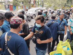 Berbagi Berkah Ramadan, PWI Sidoarjo Bagikan Takjil ke Pengguna Jalan