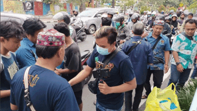 Berbagi Berkah Ramadan, PWI Sidoarjo Bagikan Takjil ke Pengguna Jalan