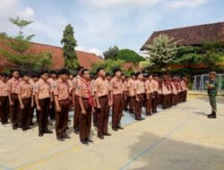 Tanamkan Nilai Kebangsaan, Babinsa Koramil 0812/09 Mantup Latih PBB Para Pelajar