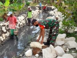 Cegah Longsor, Babinsa Koramil 0812/13 Sugio Kerja Bakti Bangun Tembok Penahan Tanah