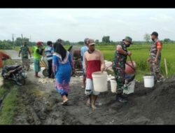 Bangkitkan Semangat Kebersamaan dan Gotong Royong, Babinsa Bantu Pengecoran Jalan Desa