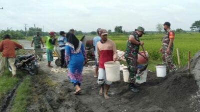 Bangkitkan Semangat Kebersamaan dan Gotong Royong, Babinsa Bantu Pengecoran Jalan Desa