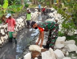 Percepat Pembangunan Babinsa Bakalrejo Bantu Kerja bakti Bangun TPT Saluran Irigasi