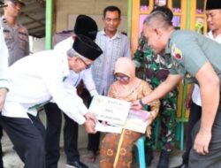 Dandim 0812 Lamongan bersama Baznas Salurkan Bantuan Sosial ke Penerima Program RTLH