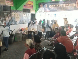 Warga Miskin Kelurahan Tembok Dukuh, Kota Surabaya Bersukacita pada Garage Sale