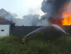 Terbakar, Gudang Penyimpanan Plastik di Jombang, Diduga Akibat Korsleting Listrik