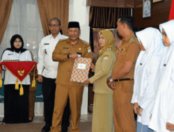 Pj Bupati Batola Serahkan SK Bersinar dan Hadiah Lomba HANI Tahun 2023