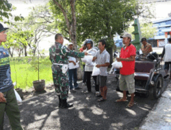Semangat Berbagi, Kodim 0812/Lamongan Membagikan Daging Qurban ke Masyarakat Sekitar
